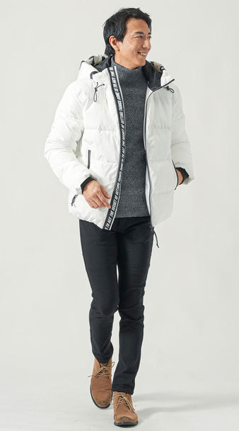 メンズの白ダウンと黒パンツを使った冬のスタイルアップコーディネート