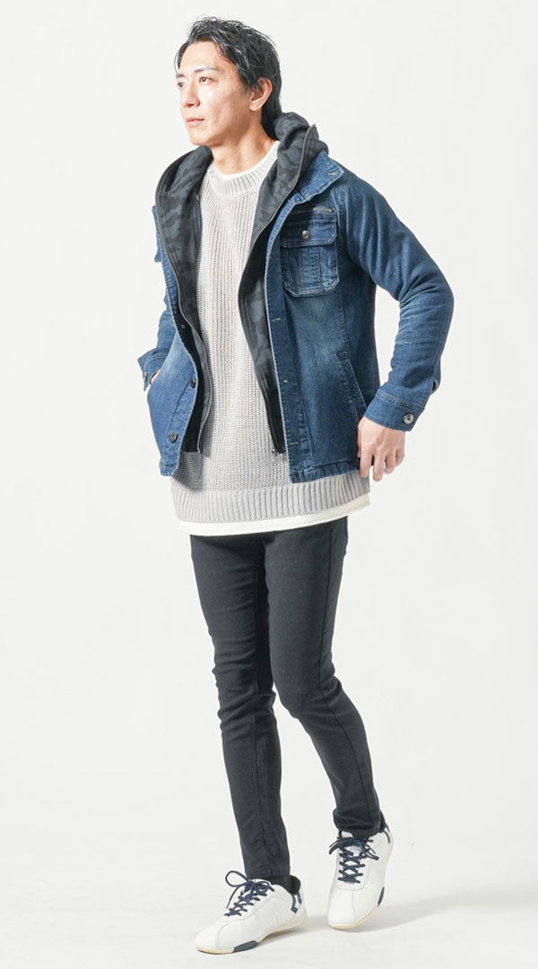 インディゴブルーフェイクレイヤードデニムジャケット　グレーフェイクレイヤードクルーネックニットTシャツ　黒スキニーチノパンツ　白スニーカー　smp_pm0009