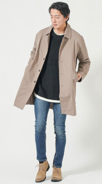 メンズにおすすめの30代向けデートニットコーデ ベージュのステンカラーコートと黒ニットを合わせたシンプルで上品な着こなし