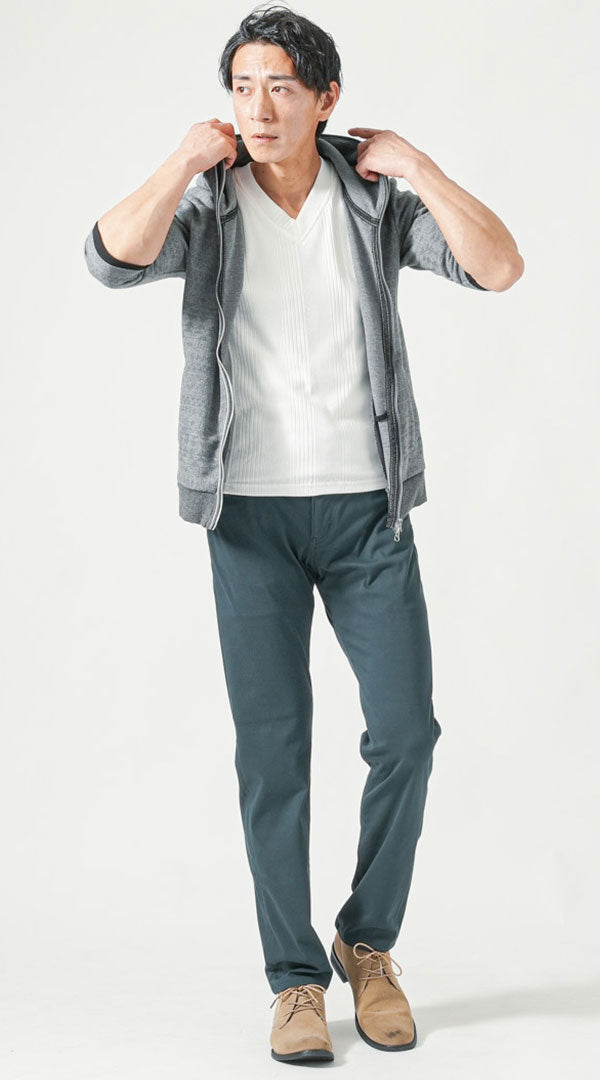 グレージップ五分袖パーカー　白半袖VネックTシャツ　グリーンテーパードチノパンツ　ベージュチャッカブーツ　snp_pq0319