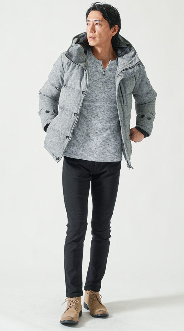 グレーツイードフード付きダウンジャケット 杢ネイビースリムフィット長袖ヘンリーネックＴシャツ　 黒ストレッチ素材スキニーカラーチノパンツ　ベージュムラスエードデザインチャッカブーツ　snp_qf0233