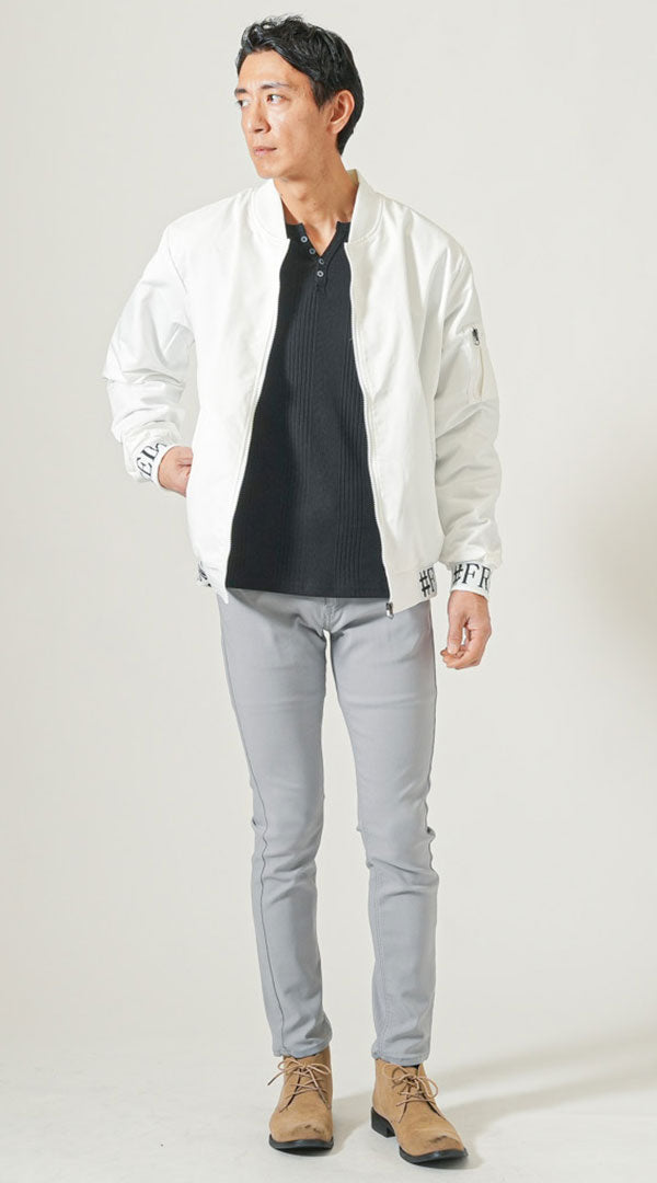 白ジャガードMA-1ジャケット　黒長袖ヘンリーネックＴシャツ　グレースキニーカラーチノパンツ　ベージュブーツ　snp_qe0150