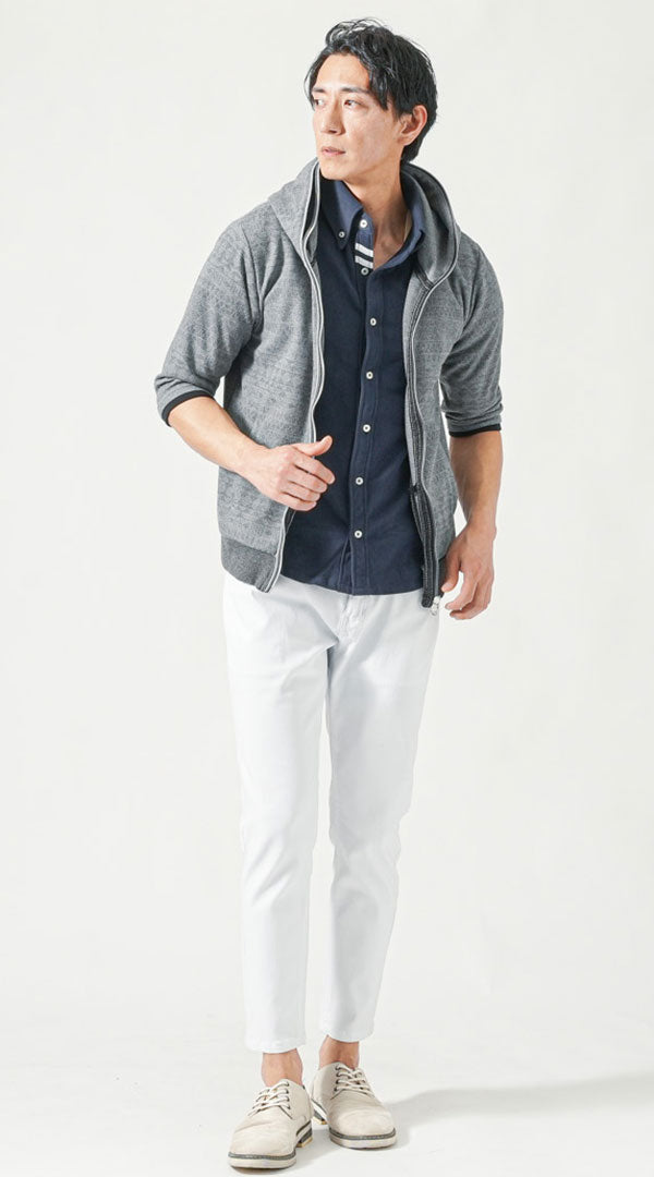 50代男性が鹿の子ポロシャツとグレーパーカーで体型カバーする爽やかコーデ