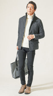 冬コートの中に着る明るい色を取り入れたインナーとのコーデ