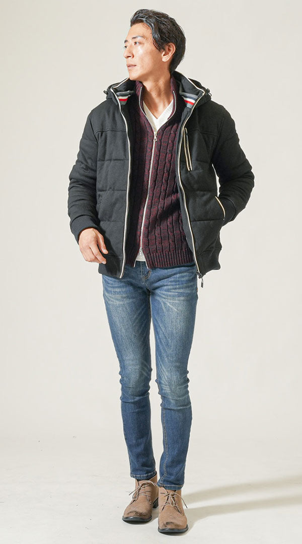 低身長メンズにおすすめの冬コーデ：黒アウターとワインニットにベージュチャッカブーツを合わせて脚長効果を意識した着こなし