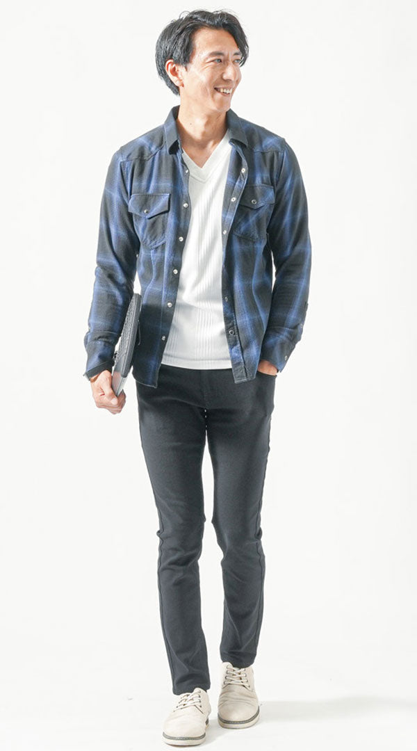 40代メンズにおすすめのネイビーチェックシャツと黒パンツの秋の公園コーデ