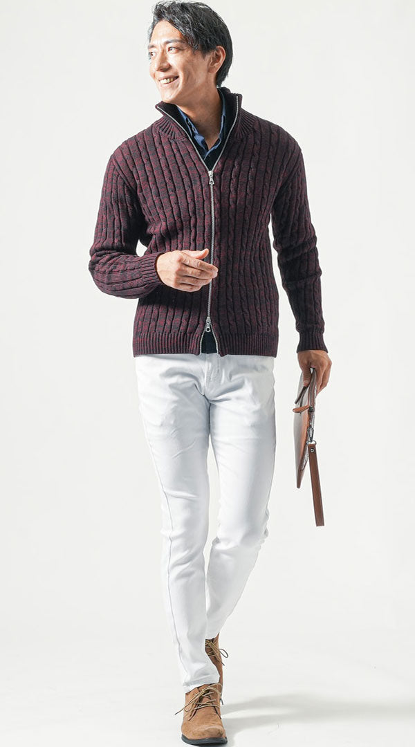 メンズのボルドーニットジャケットと白パンツを合わせた秋コーデ