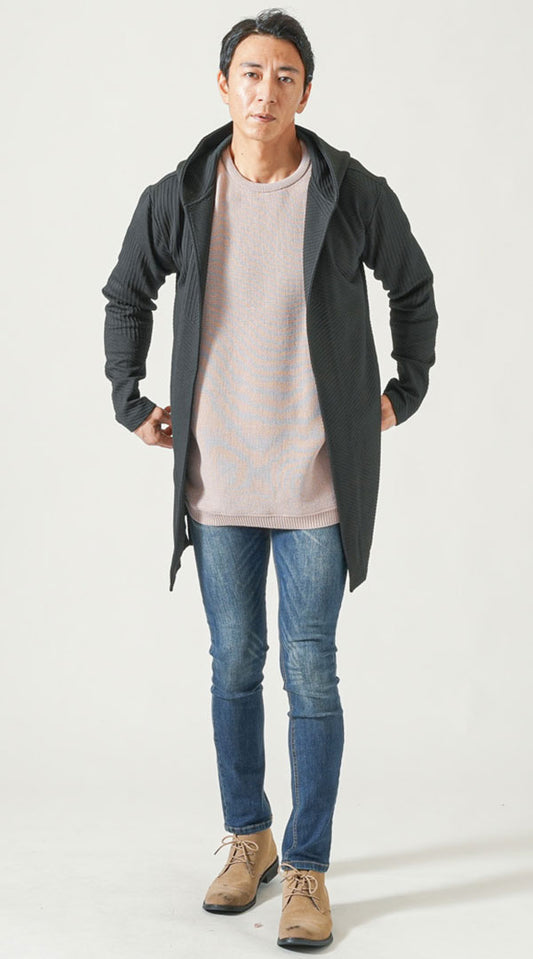 黒ボタンレスロングフーディガン 　ピンクオーバーサイズ長袖クルーネックニット　ネイビーテーパードストレッチデニムパンツ　ベージュブーツ　snp_qh0200