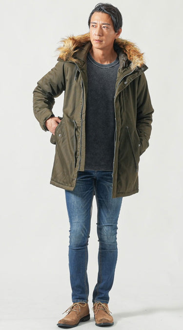 50代男性の冬旅行に最適なネイビーダウンジャケット×タートルニットの防寒コーデ