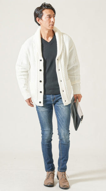 メンズの白のショールカラーカーディガンを使ったデニム合わせの爽やかカジュアルコーディネート例