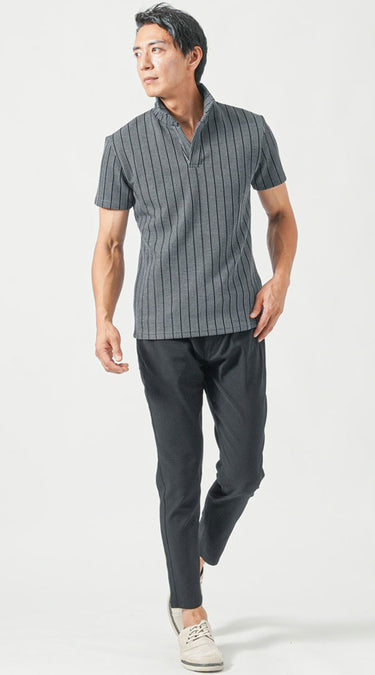 40代男性の夏旅行に最適なグレーストライプポロシャツ×黒テーパードパンツの大人カジュアルコーデ