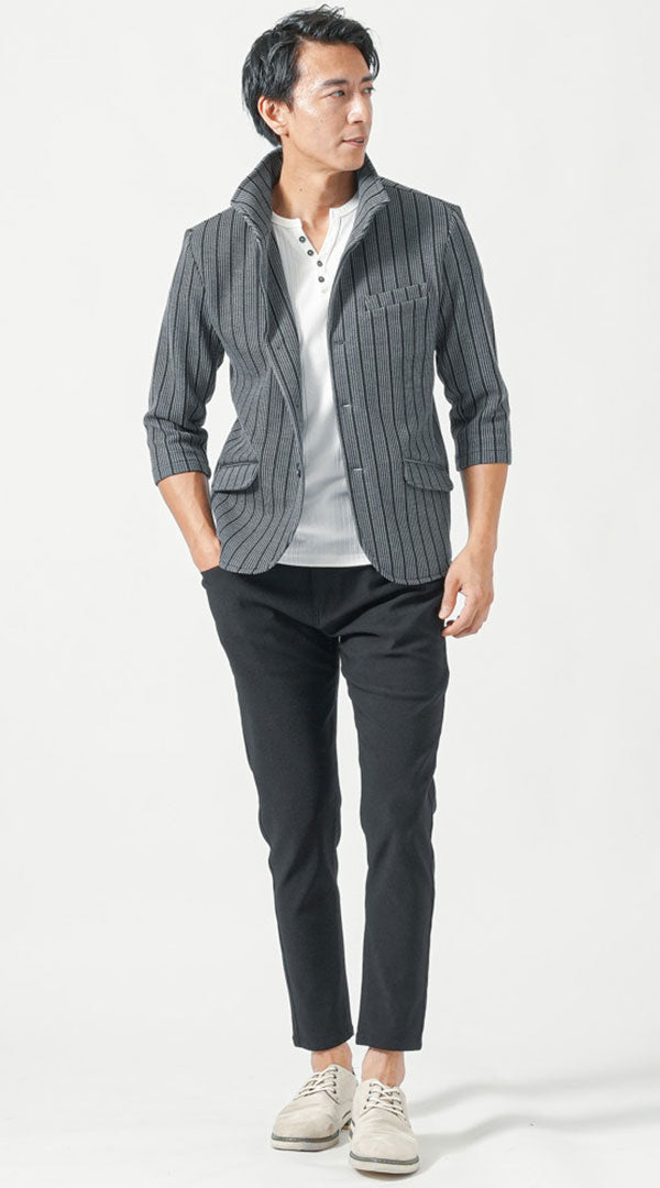 ストライプジャケットに白Tシャツを合わせた50代男性の品のある白Tシャツコーデ