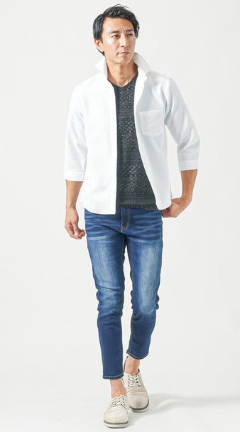 白シャツと濃紺デニムを使ったメンズ夏コーデの涼しげなスタイル例