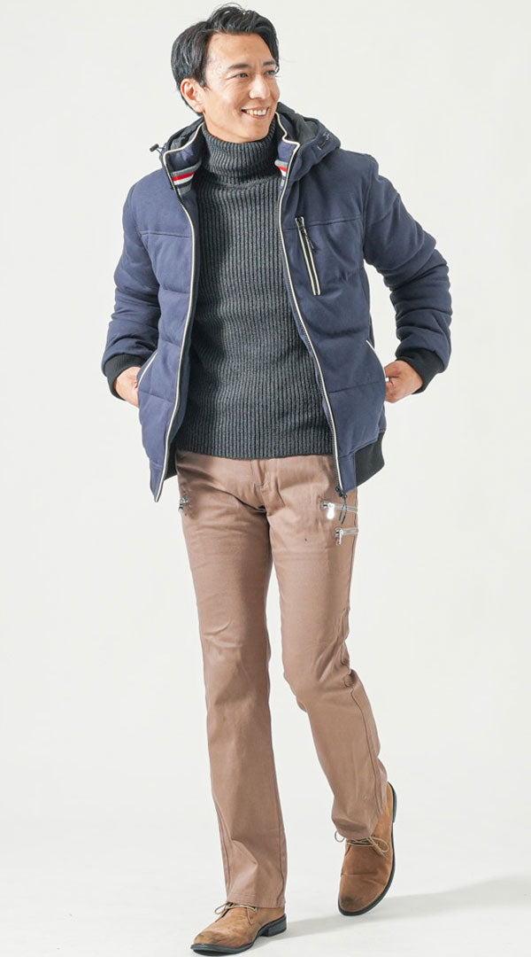 50代メンズにおすすめのネイビーダウンジャケットと合わせたベージュチノパンコーデ例