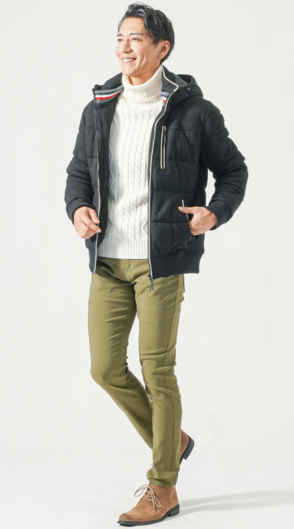 メンズにおすすめの黒ダウンとカーキテーパードパンツのスマートカジュアルコーデ