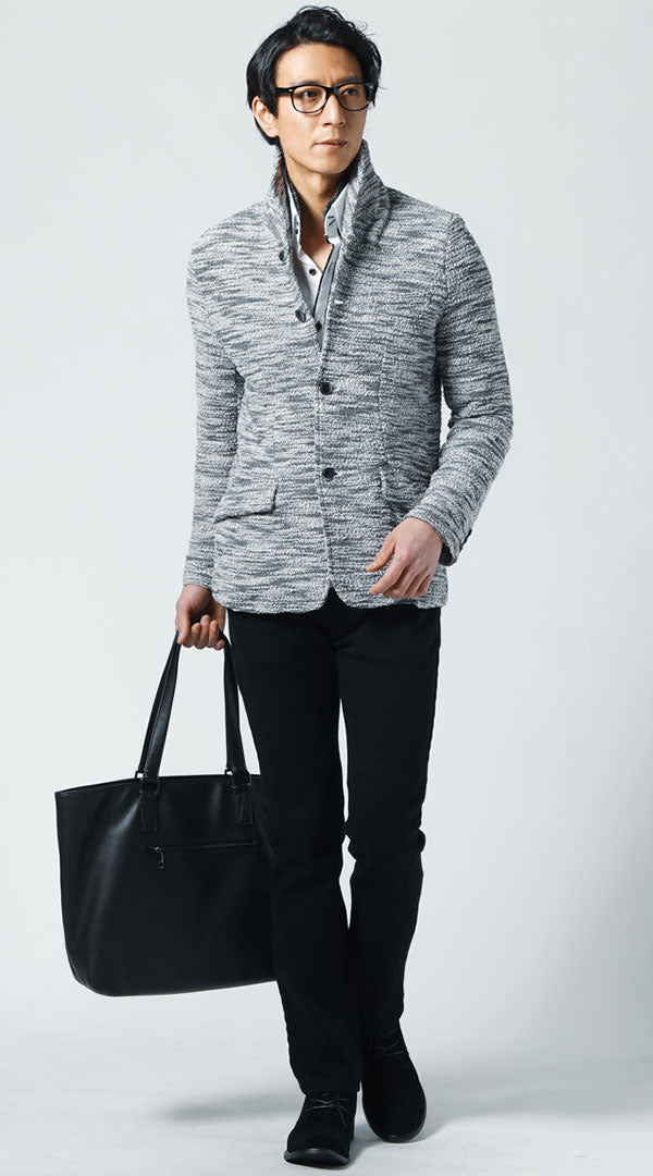 メンズのスタンドカラージャケットと黒パンツのオフィスカジュアルコーデ