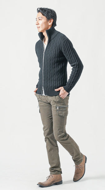 黒ニットブルゾンとカーキカーゴパンツを合わせた大人のミリタリー風コーディネート