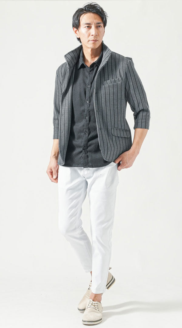ストライプジャケットと黒シャツを合わせた白アンクルパンツのメンズ夏コーデ