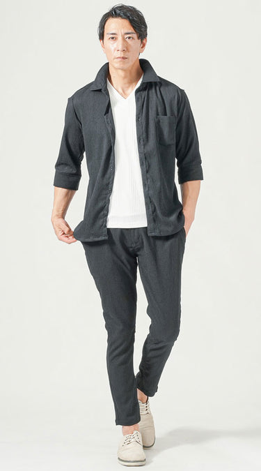 初夏旅行にふさわしい50代男性の黒セットアップコーデで大人の余裕を表現