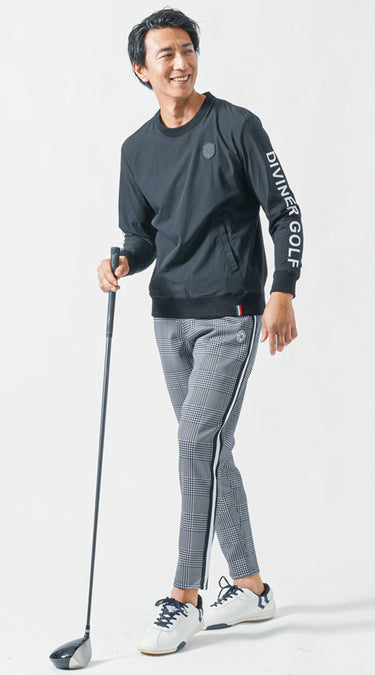 黒ロンTシャツとグレーパンツを使ったメンズコーデ