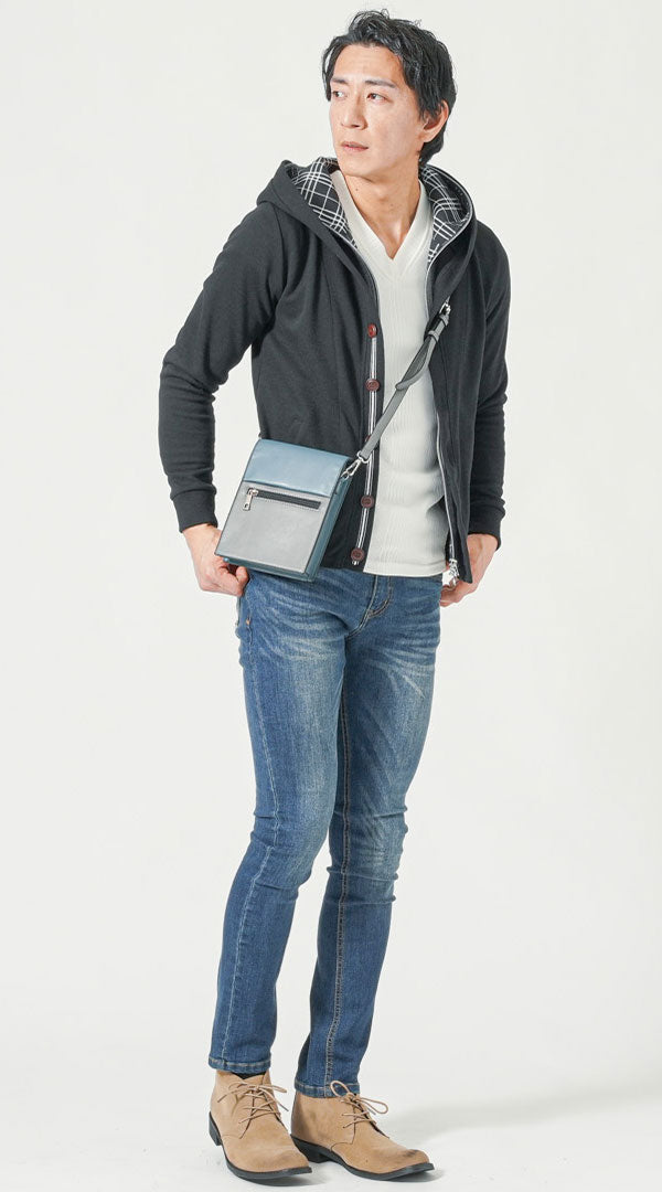 黒フェイクレイヤードジップパーカー　白長袖VネックTシャツ　ネイビーテーパードデニムパンツ　ベージュチャッカブーツ　ブルーショルダーバッグ　snp_pn0681