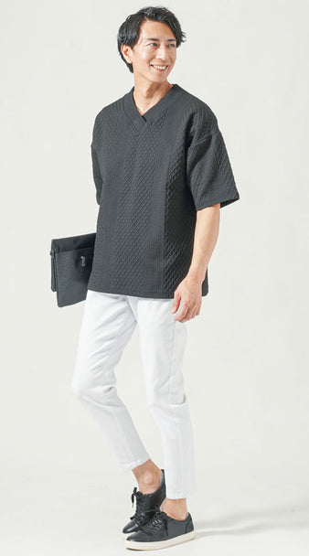 40代メンズが黒オーバーサイズTシャツと白アンクルパンツを合わせたモノトーンコーディネート例
