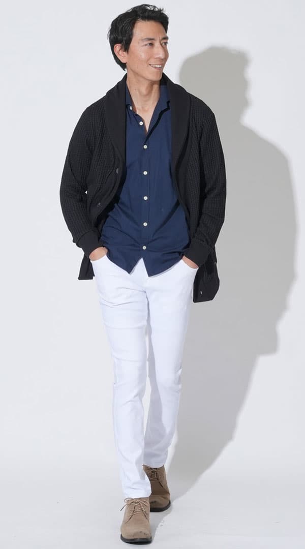 黒ワッフルショールカラーカーディガン　ネイビー長袖スリムフィットシャツ　白ストレッチ素材スキニーカラーチノパンツ　ベージュブーツ　snp_qi1050