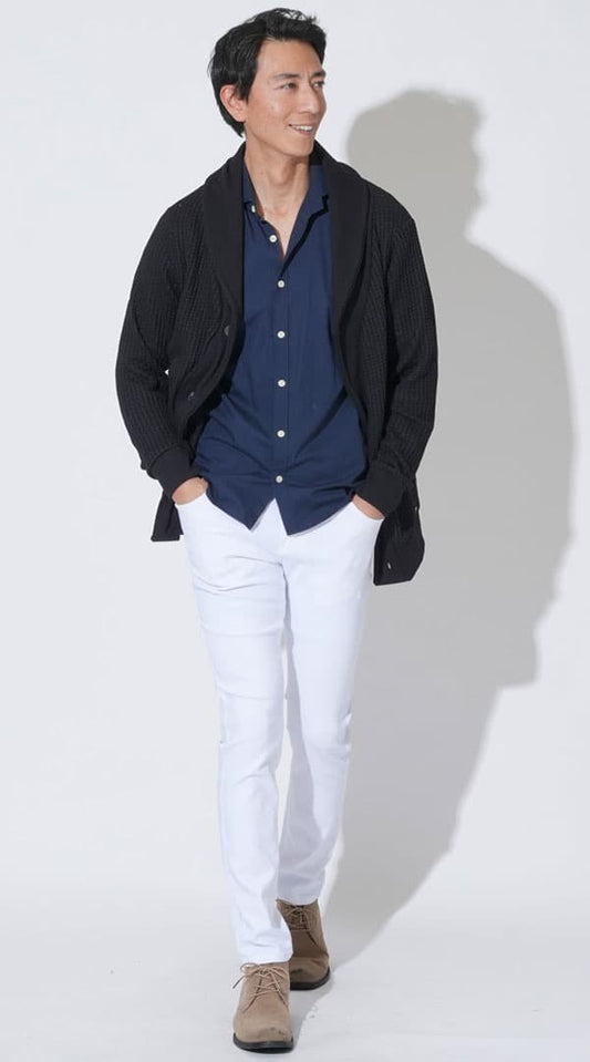 黒ワッフルショールカラーカーディガン　ネイビー長袖スリムフィットシャツ　白ストレッチ素材スキニーカラーチノパンツ　ベージュブーツ　snp_qi1050