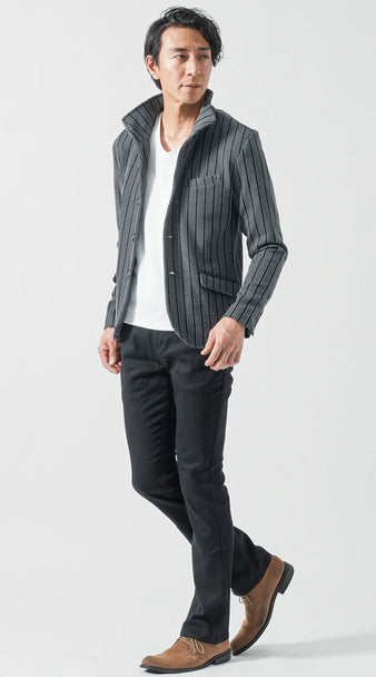 メンズにおすすめのストライプジャケットと黒ブーツカットパンツのジャケパンスタイル