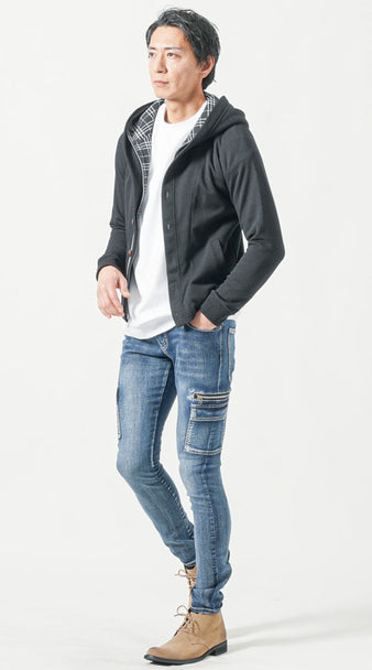 大人の男性におすすめのスリムカーゴデニムとブラックパーカーのカジュアルコーデ