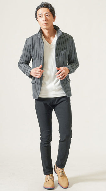 メンズにおすすめのベージュスニーカーを合わせたストライプジャケットコーデ