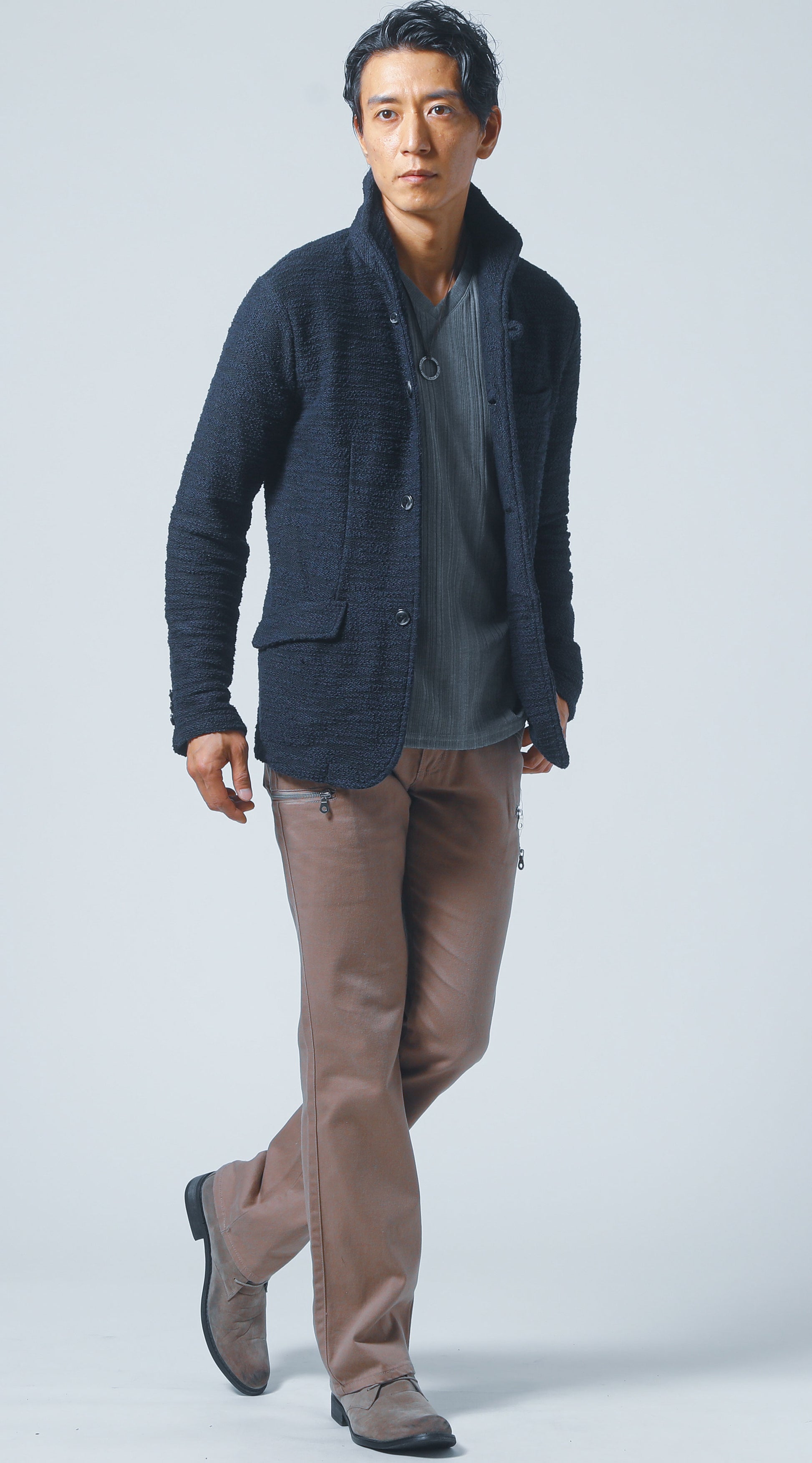 ネイビージャケット　グレーTシャツ　ベージュパンツ　snp_kd1096