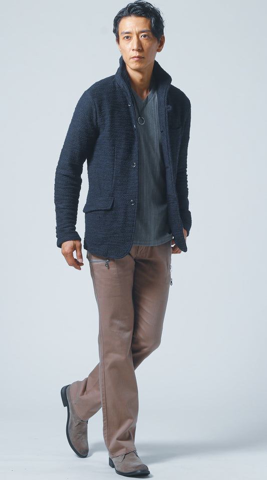 ネイビージャケット　グレーTシャツ　ベージュパンツ　snp_kd1096