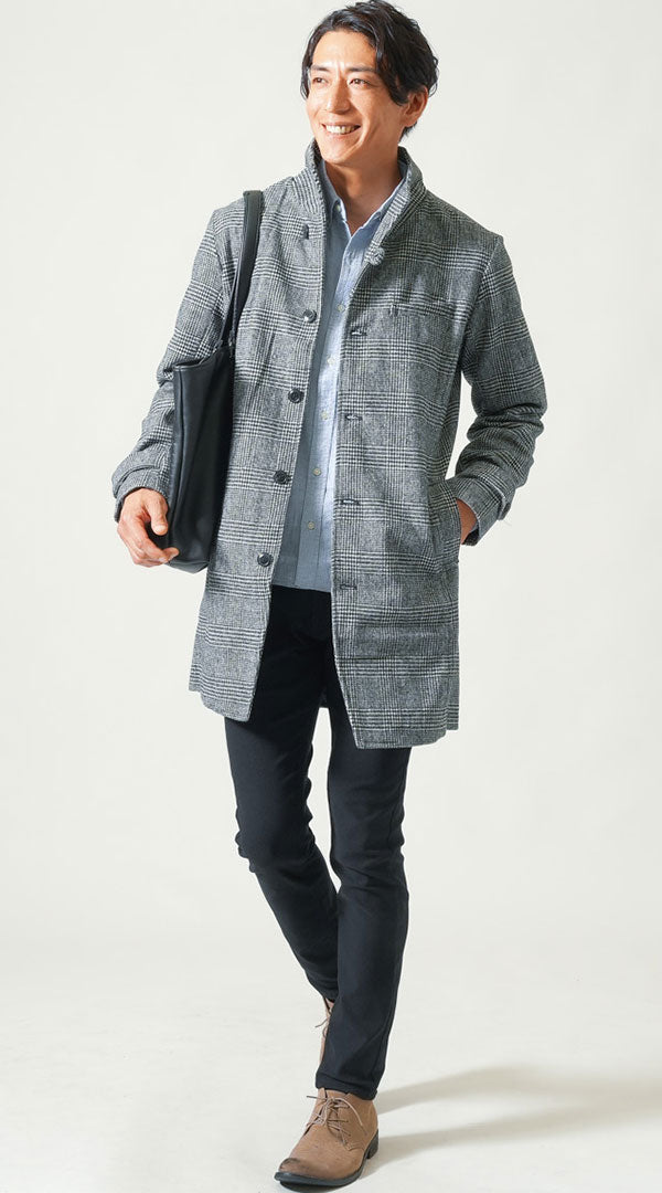 グレンチェックコート ブルーシャツ 黒パンツ メンズ コーデ 40代 50代 男性 秋 冬 に合う おすすめ 人気 着こなし おしゃれ かっこいい