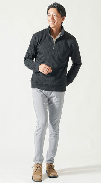 メンズにおすすめの11月上旬の黒カーディガンとベージュパンツを使った秋の休日コーディネート