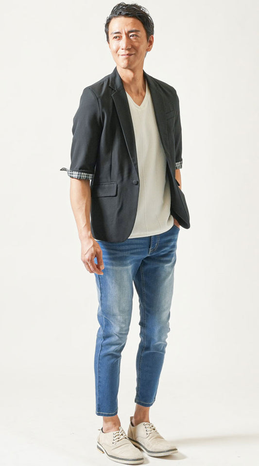 黒五分袖テーラードジャケット　白半袖VネックTシャツ　ブルーアンクルデニムパンツ　グレーシューズ　snp_op0689