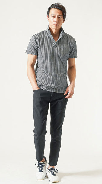 40代男性の夏の飲み会向けコーデ グレーストライプの半袖ポロシャツに黒パンツと白スニーカーを合わせた洗練カジュアルスタイル
