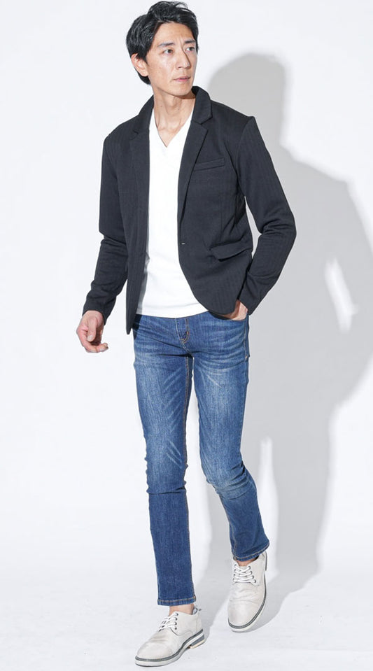 黒ヘリンボーン長袖テーラードジャケット　白テレコVネック無地Tシャツ 　ネイビーテーパードストレッチデニムパンツ　グレーシューズ　snp_qt0803