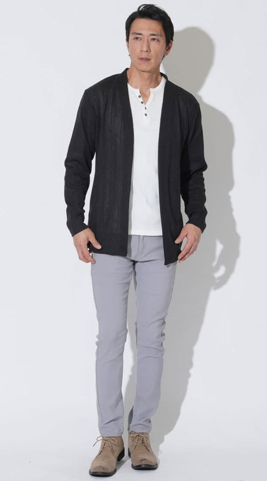 黒ニットソー長袖カーディガン　白ヘンリーネック7分袖Ｔシャツ　グレーストレッチ素材スキニーカラーチノパンツ　ベージュチャッカブーツ　snp_qi0809