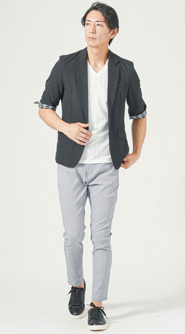 黒五分袖テーラードジャケット　白半袖VネックTシャツ　グレースキニーテーパードアンクルチノパンツ　黒スニーカー　snp_pv1185