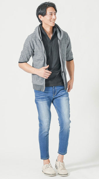 グレーパーカーと明るめネイビーデニムを合わせた夏向け爽やかメンズコーディネート