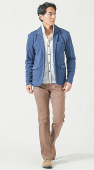 ネイビージャケット×白インナーコーディネート