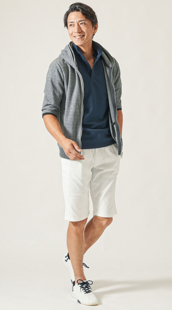 グレー五分袖ダブルジップパーカー　ネイビー半袖ポロシャツ　白ストレッチチノハーフパンツ　白スニーカー　snp_px0010