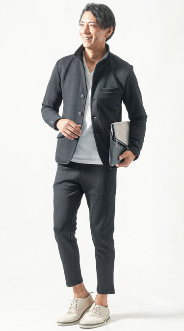 黒セットアップスタイルが決まる！自然とカッコよく見える黒セットアップ×インナーコーデ例