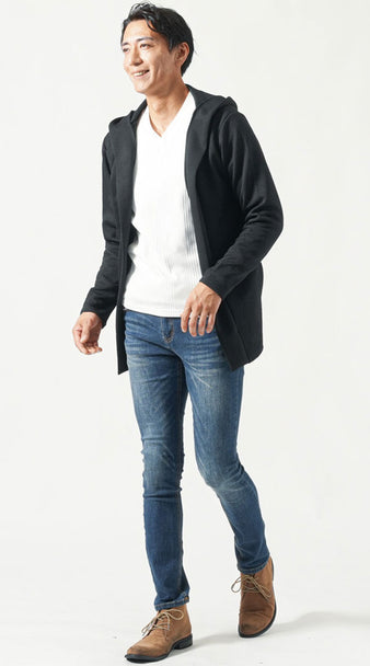 黒の千鳥柄ロングフーディガンにVネックTシャツとテーパードデニム、チャッカブーツを合わせた40代メンズの大人カジュアルコーデ