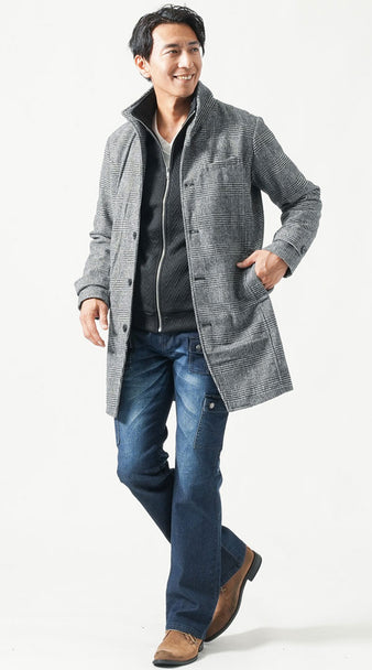 メンズのチェックロングコートとスリムカーゴパンツを合わせたカジュアルコーデ