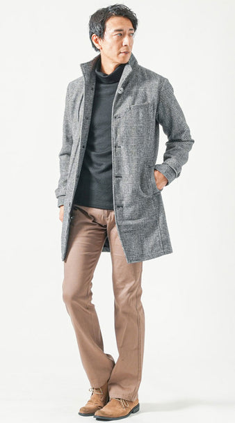 グレーのチェスターコートと黒のハイネックTシャツを合わせた大人のベージュパンツコーデ