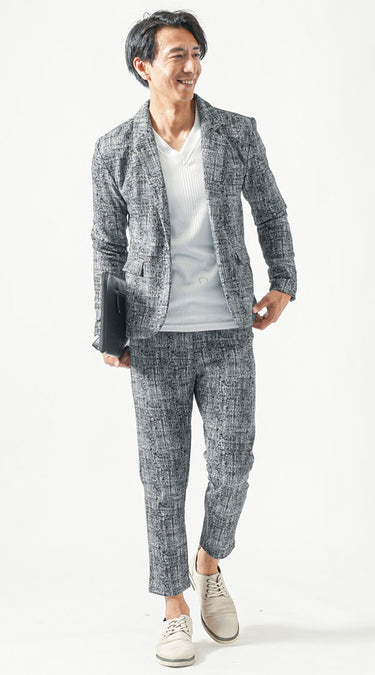 グレーセットアップスタイルが決まる！自然とカッコよく見えるグレーセットアップ×インナーコーデ例