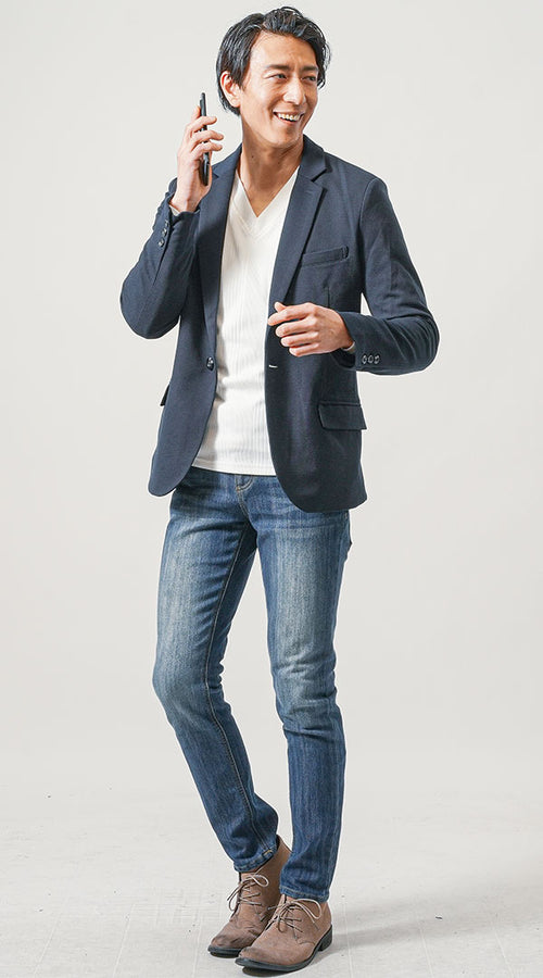 メンズの脚を長く見せるネイビージャケットとデニムのコーディネート