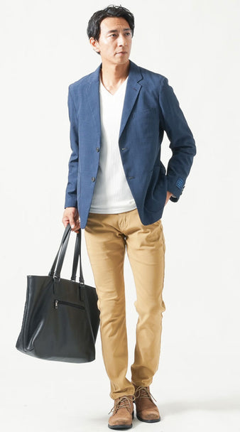 ネイビーに合うベージュパンツを使ったメンズの女子ウケ・デートコーデ例